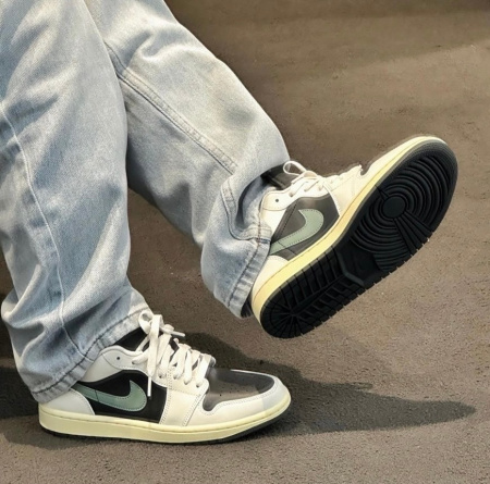 Кроссовки NIKE AIR JORDAN 1 LOW белый/черный DC0774-001
