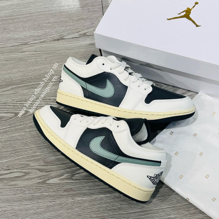 Кроссовки NIKE AIR JORDAN 1 LOW белый/черный DC0774-001