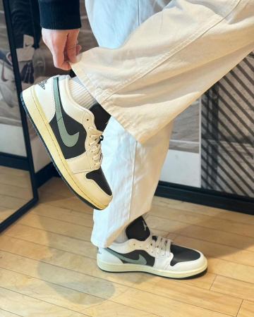 Кроссовки NIKE AIR JORDAN 1 LOW белый/черный DC0774-001