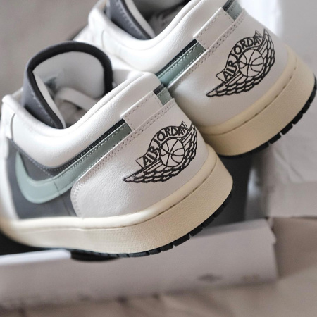 Кроссовки NIKE AIR JORDAN 1 LOW белый/черный DC0774-001