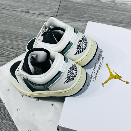 Кроссовки NIKE AIR JORDAN 1 LOW белый/черный DC0774-001