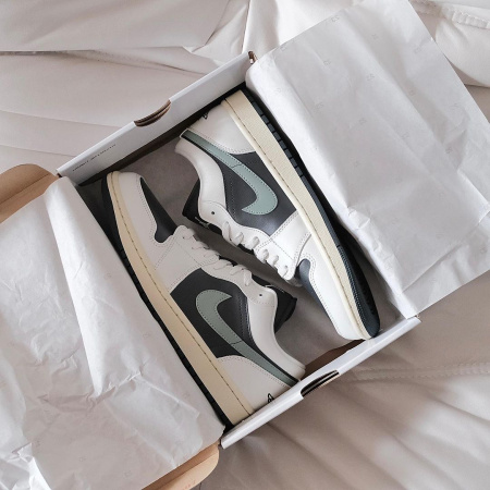 Кроссовки NIKE AIR JORDAN 1 LOW белый/черный DC0774-001