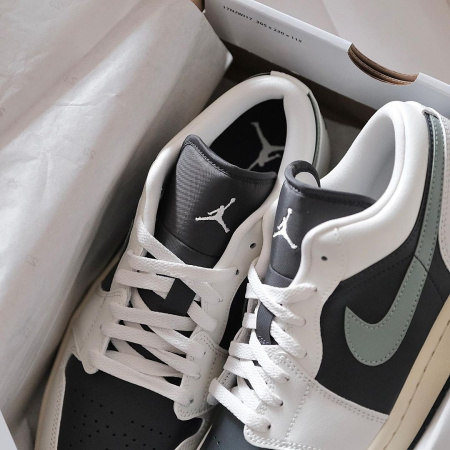Кроссовки NIKE AIR JORDAN 1 LOW белый/черный DC0774-001