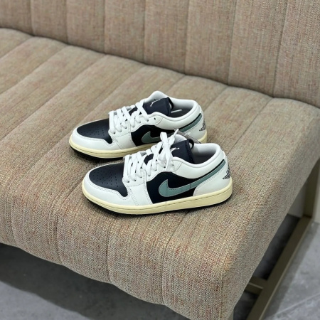 Кроссовки NIKE AIR JORDAN 1 LOW белый/черный DC0774-001